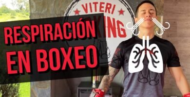 ¿Cómo se debe respirar al golpear un saco de boxeo?