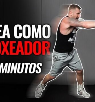 ¿Cuál es la técnica correcta para golpear un saco de boxeo?